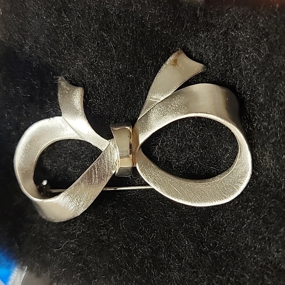Silver Tone Large Christmas Ribbon Bow Metal Brooch Pin Holiday Vintage? Costume - Picture 4 of 16